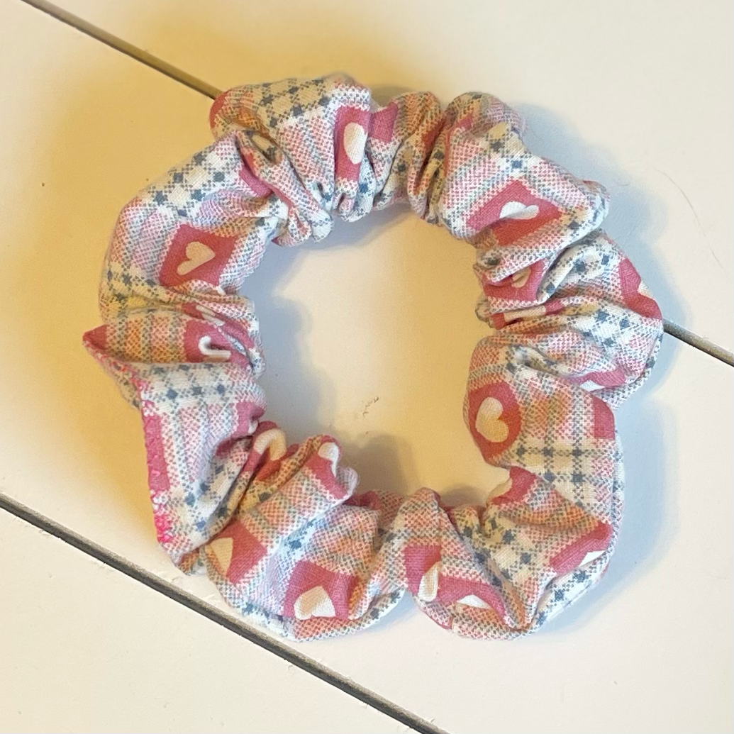 Skinny plaid heart scrunchie