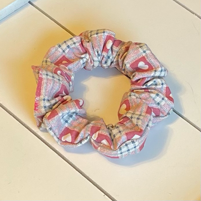 Skinny plaid heart scrunchie