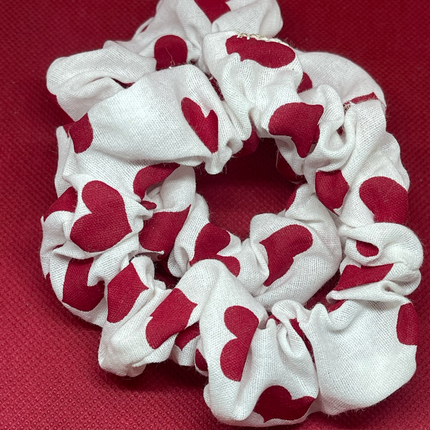Skinny white scrunchie with red hearts