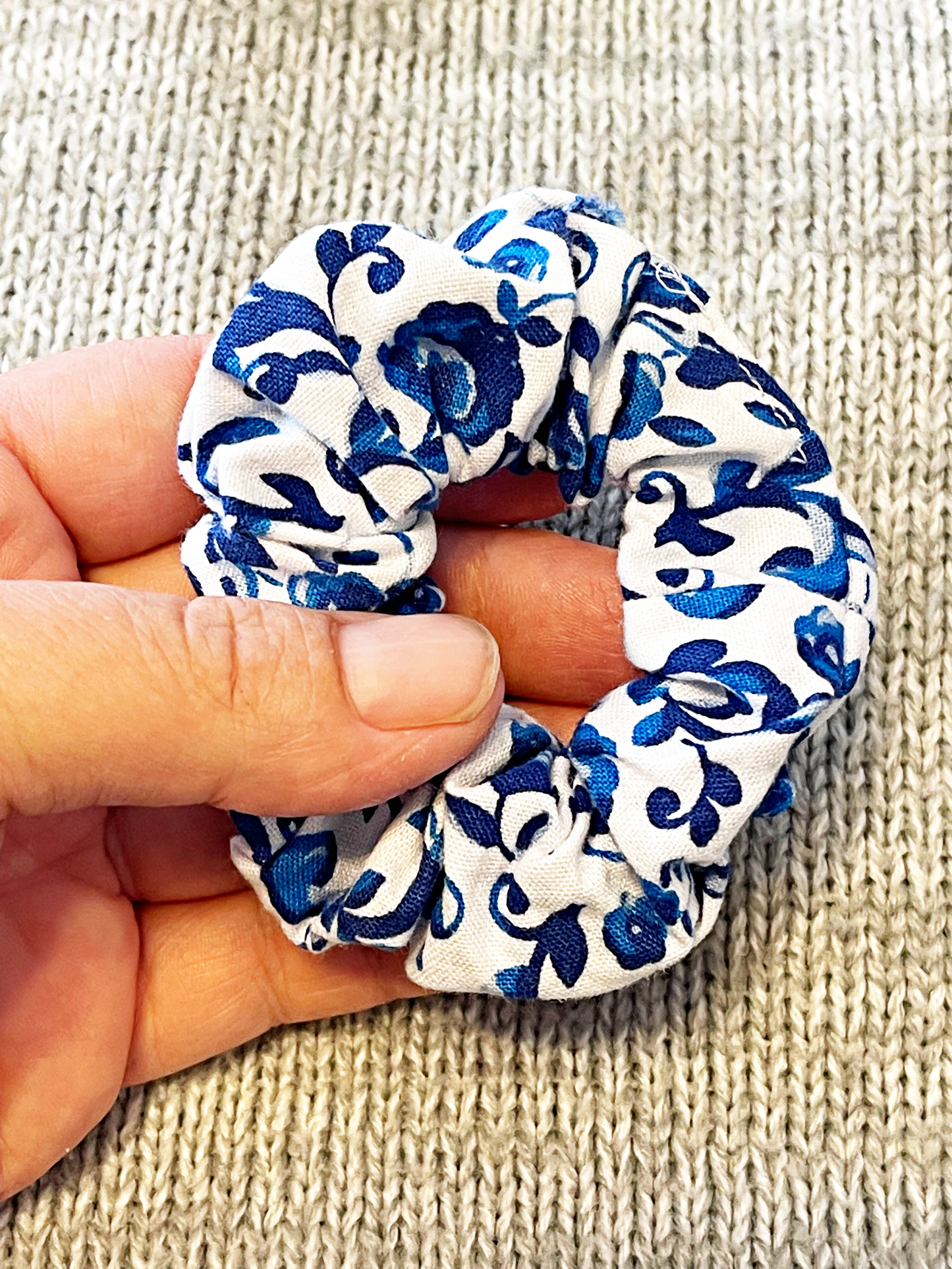 Bella Rosa Mini Scrunchie